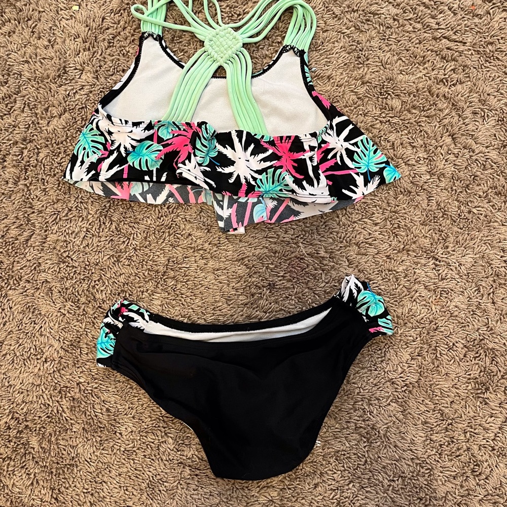 Cute two piece - Picture 2 of 2